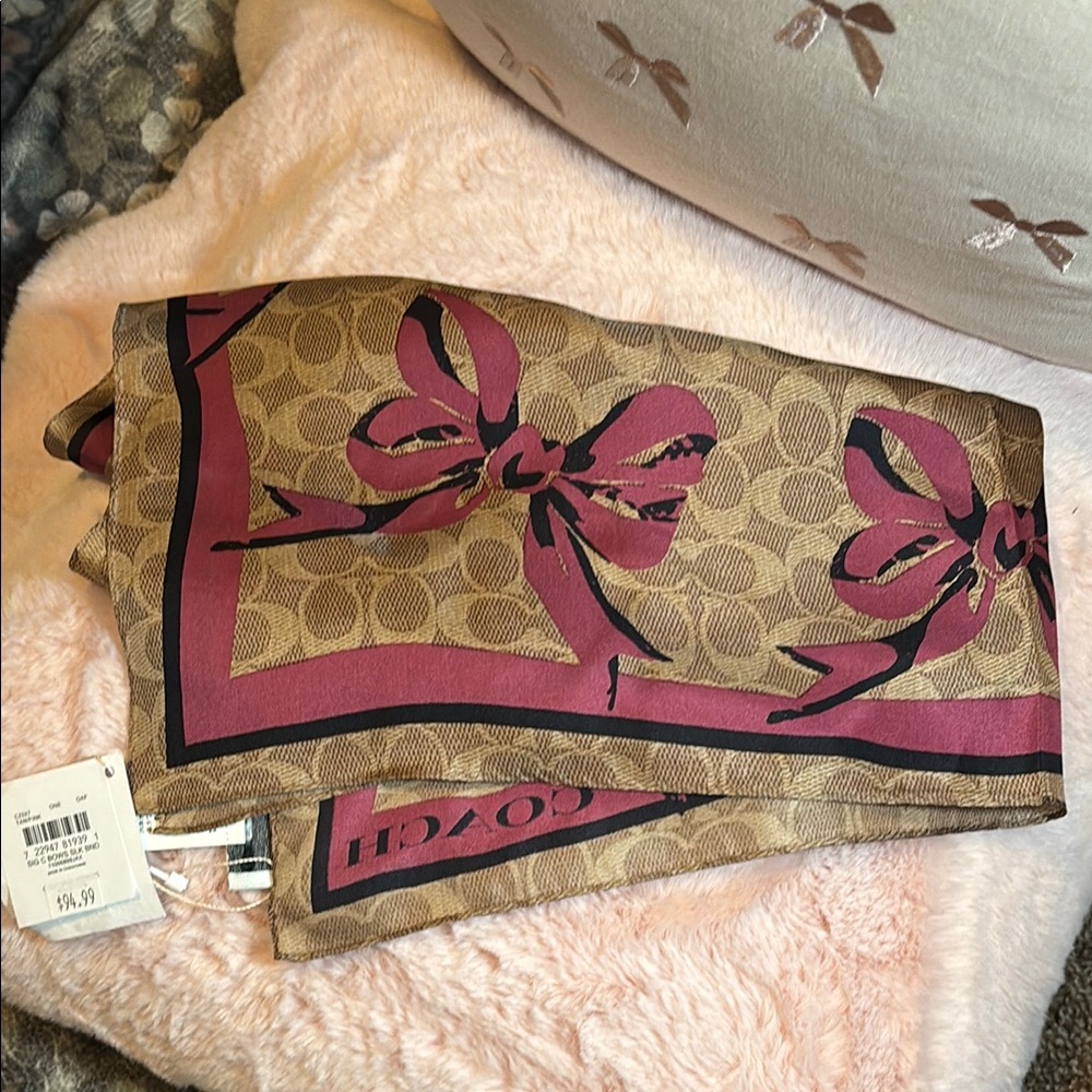 Beautiful NWT Coach Signature C Bows Silk scarf